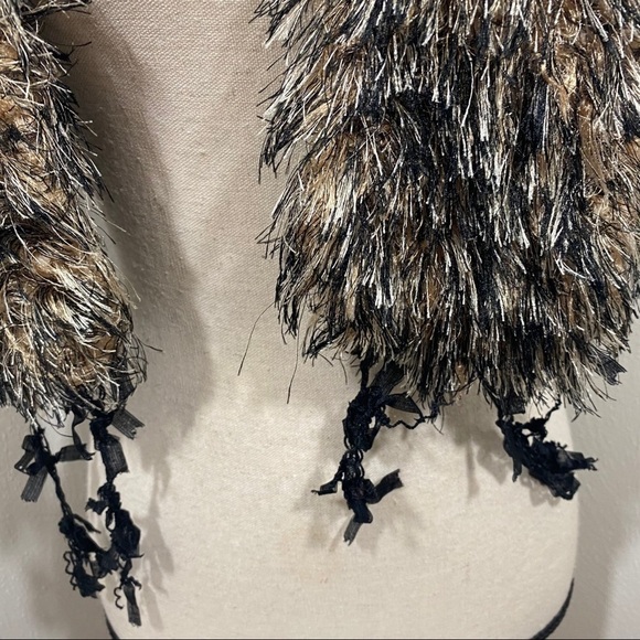 🔥Animal Print Tan/Black Fringe Scarf. - Picture 2 of 3